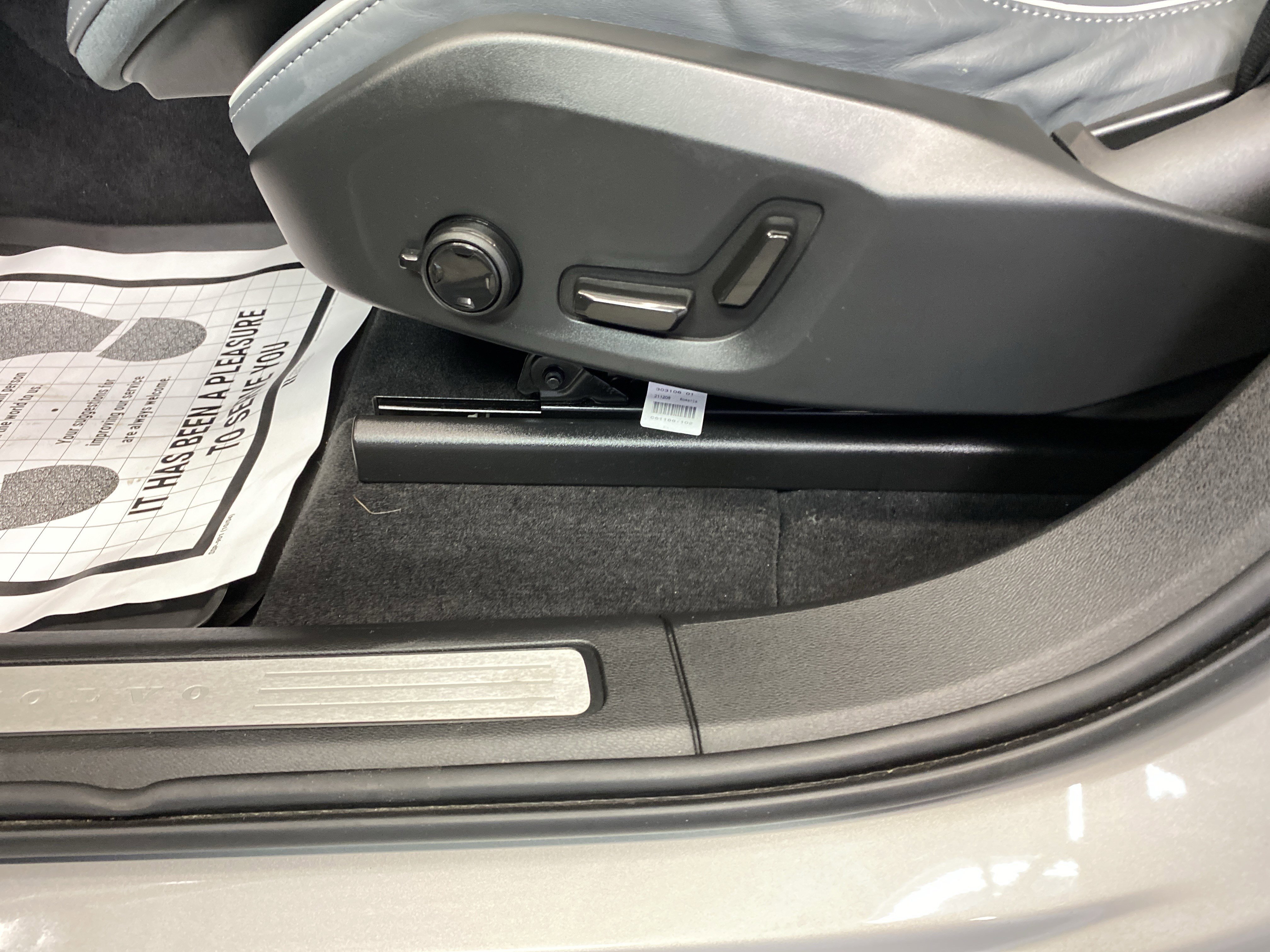 Used 2022 Volvo XC60 B5 R-Design image 13