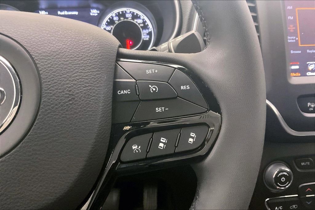 Used 2023 Jeep Cherokee Altitude Lux image 19