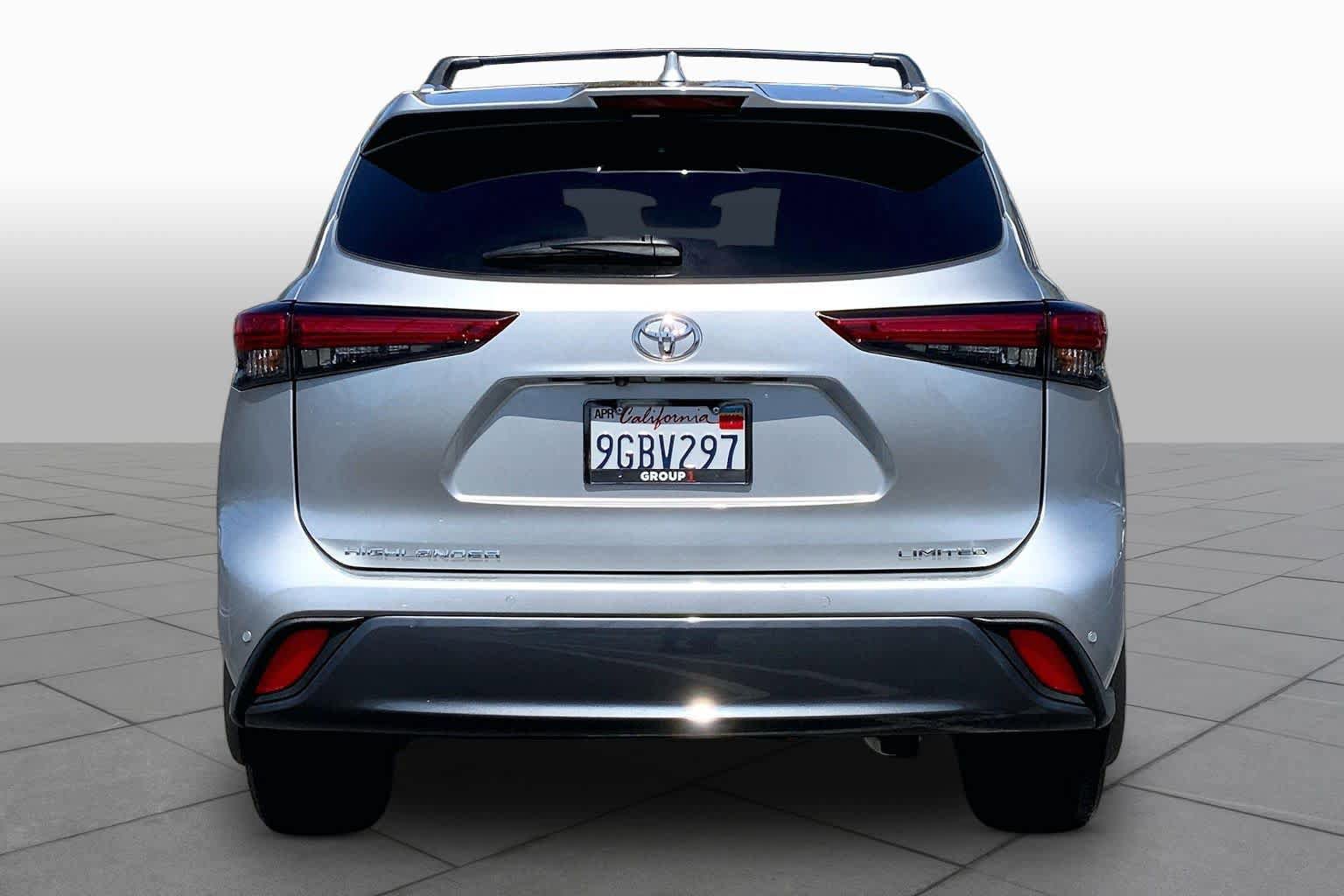 Used 2023 Toyota Highlander Limited FWD image 4