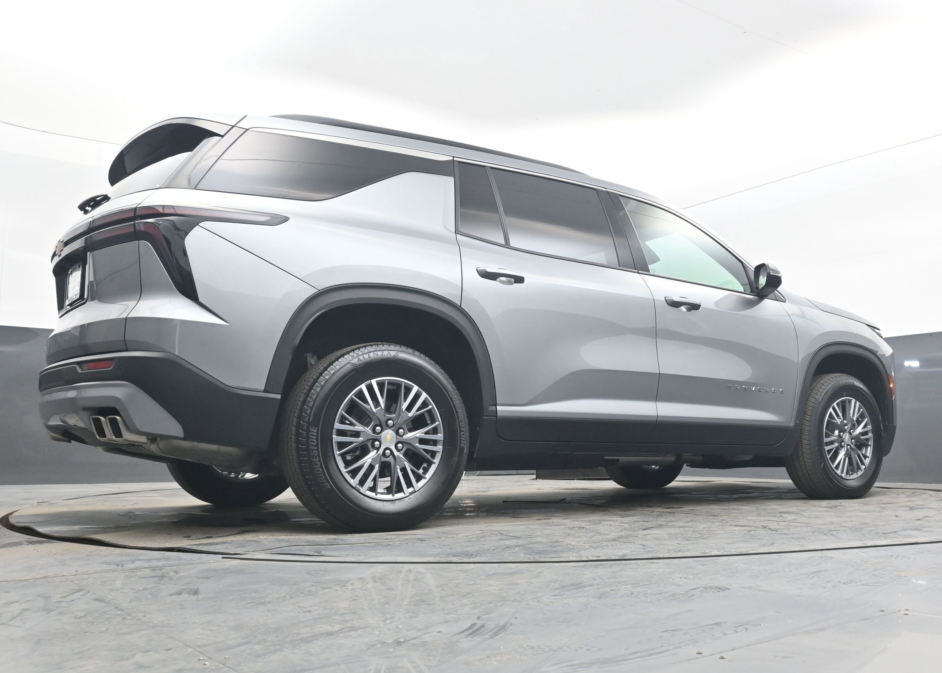 Used 2025 Chevrolet Traverse LT image 29