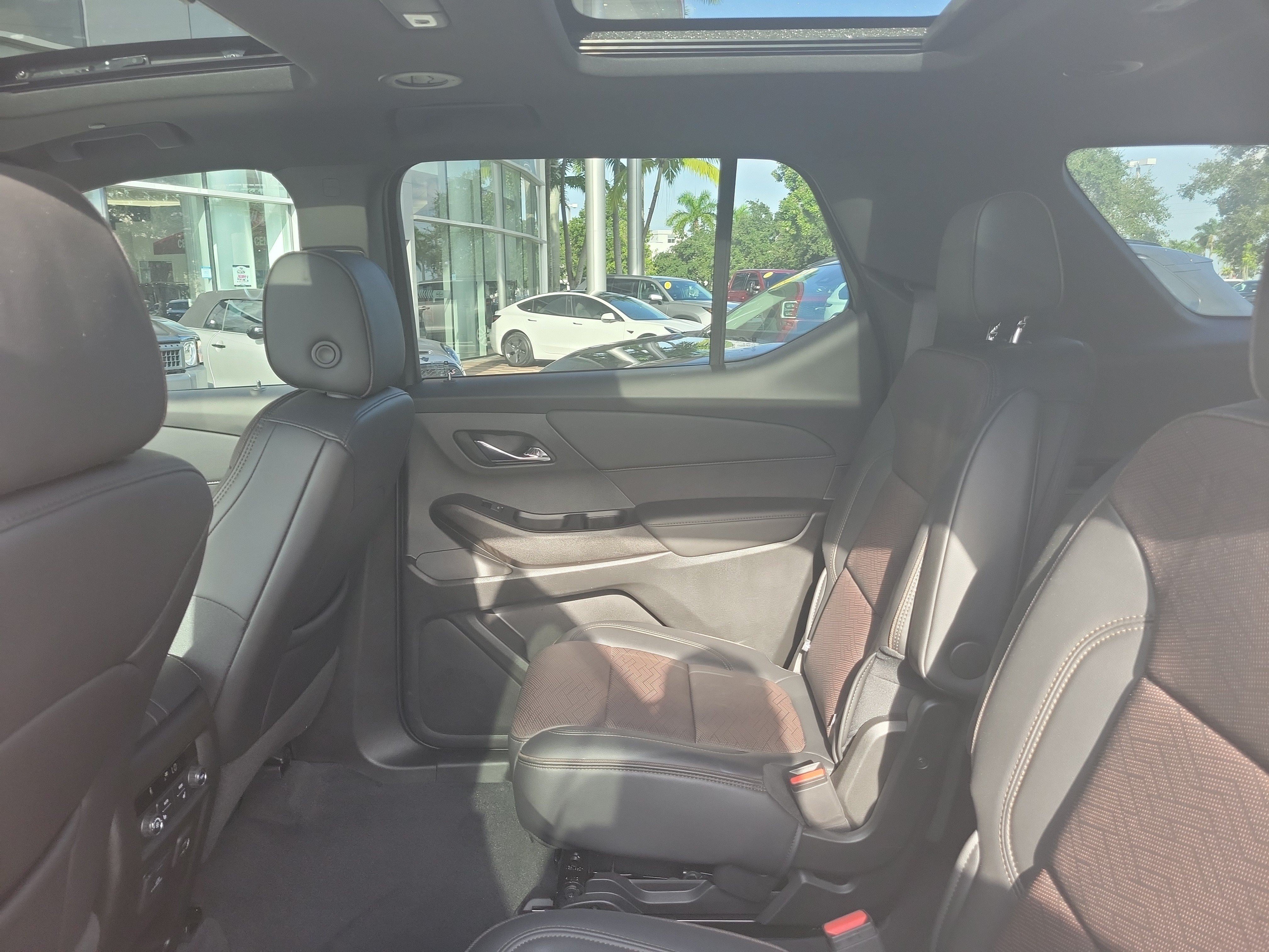 Used 2023 Chevrolet Traverse High Country FWD image 17