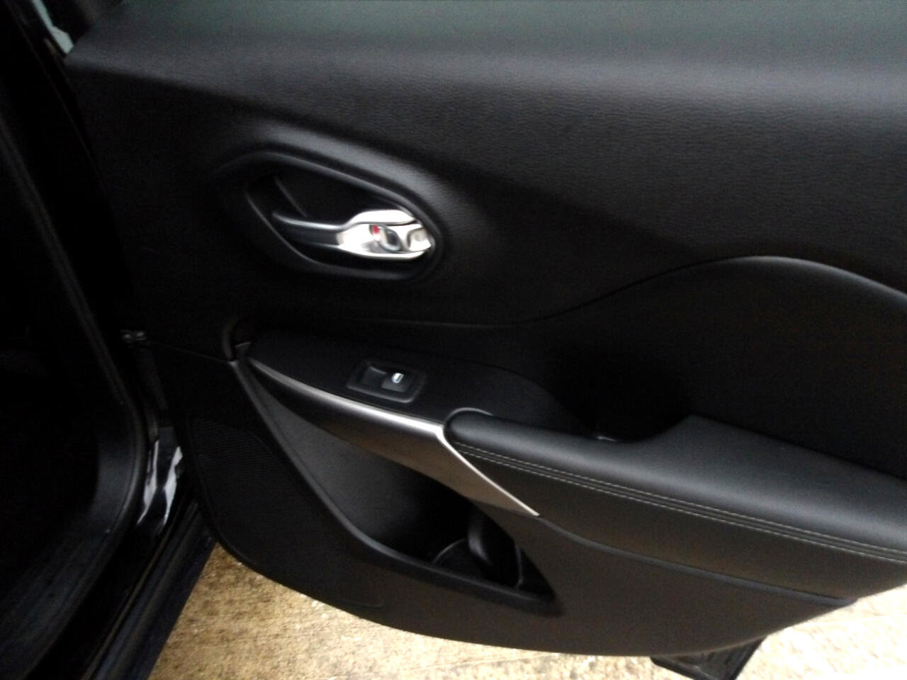 Used 2020 Jeep Cherokee Limited image 7