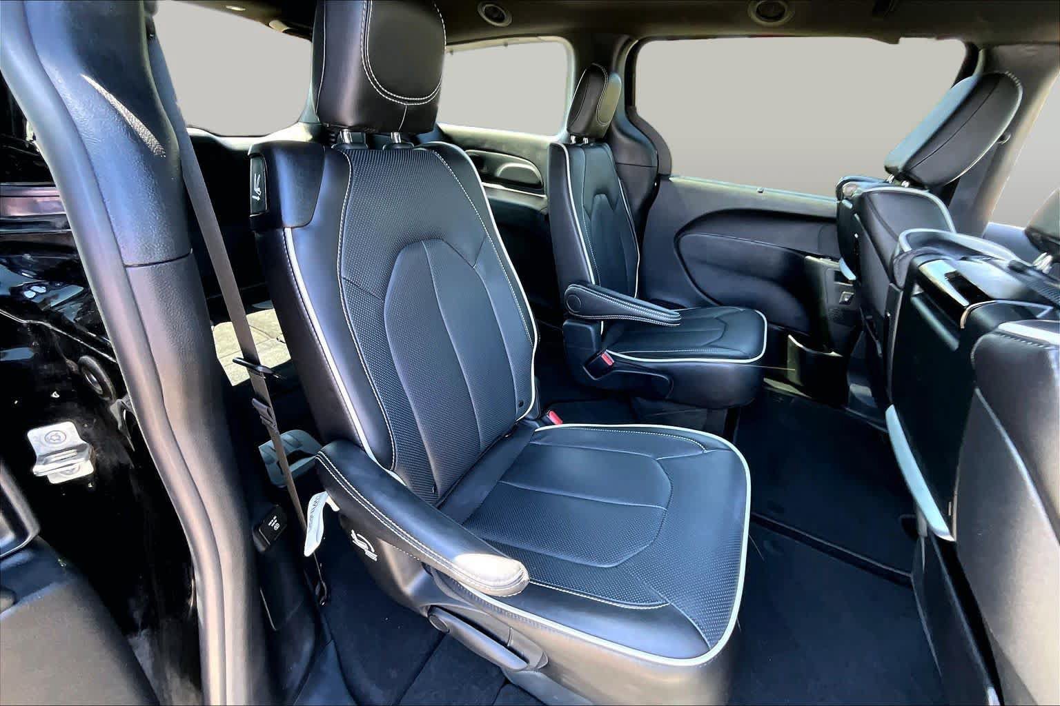 Used 2026 Chrysler Pacifica Limited w/ Uconnect Theater Family Group FWD image 19