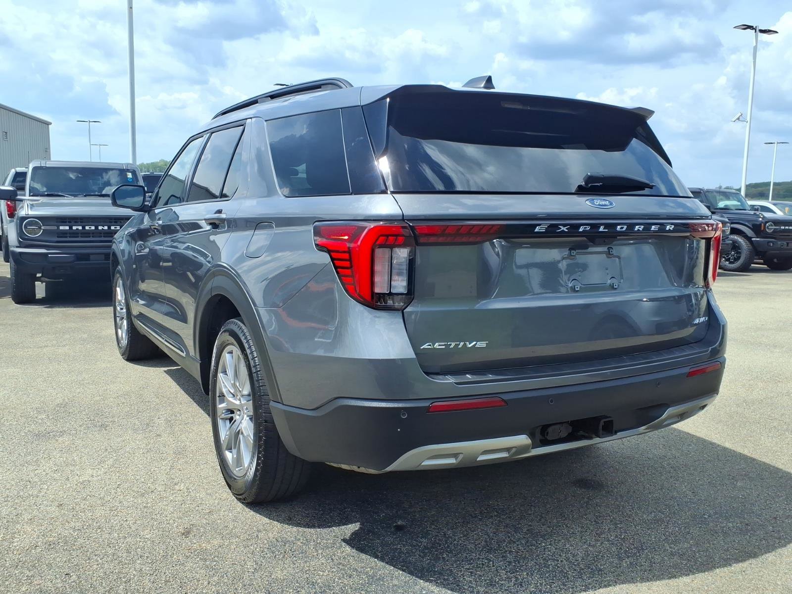 Used 2025 Ford Explorer Active w/ Active Comfort Package AWD/4WD image 4