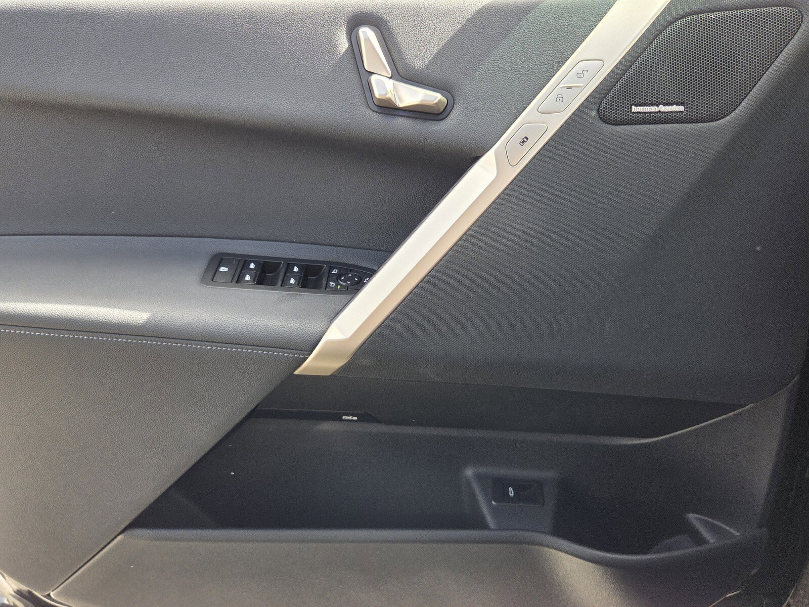 Used 2025 BMW iX xDrive50 image 20