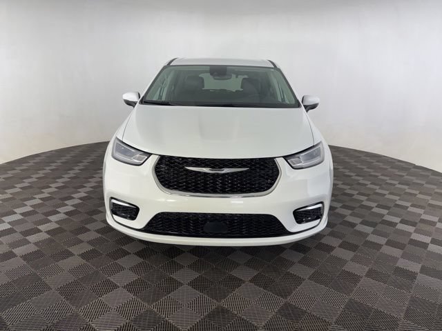 Used 2023 Chrysler Pacifica Touring-L FWD image 2