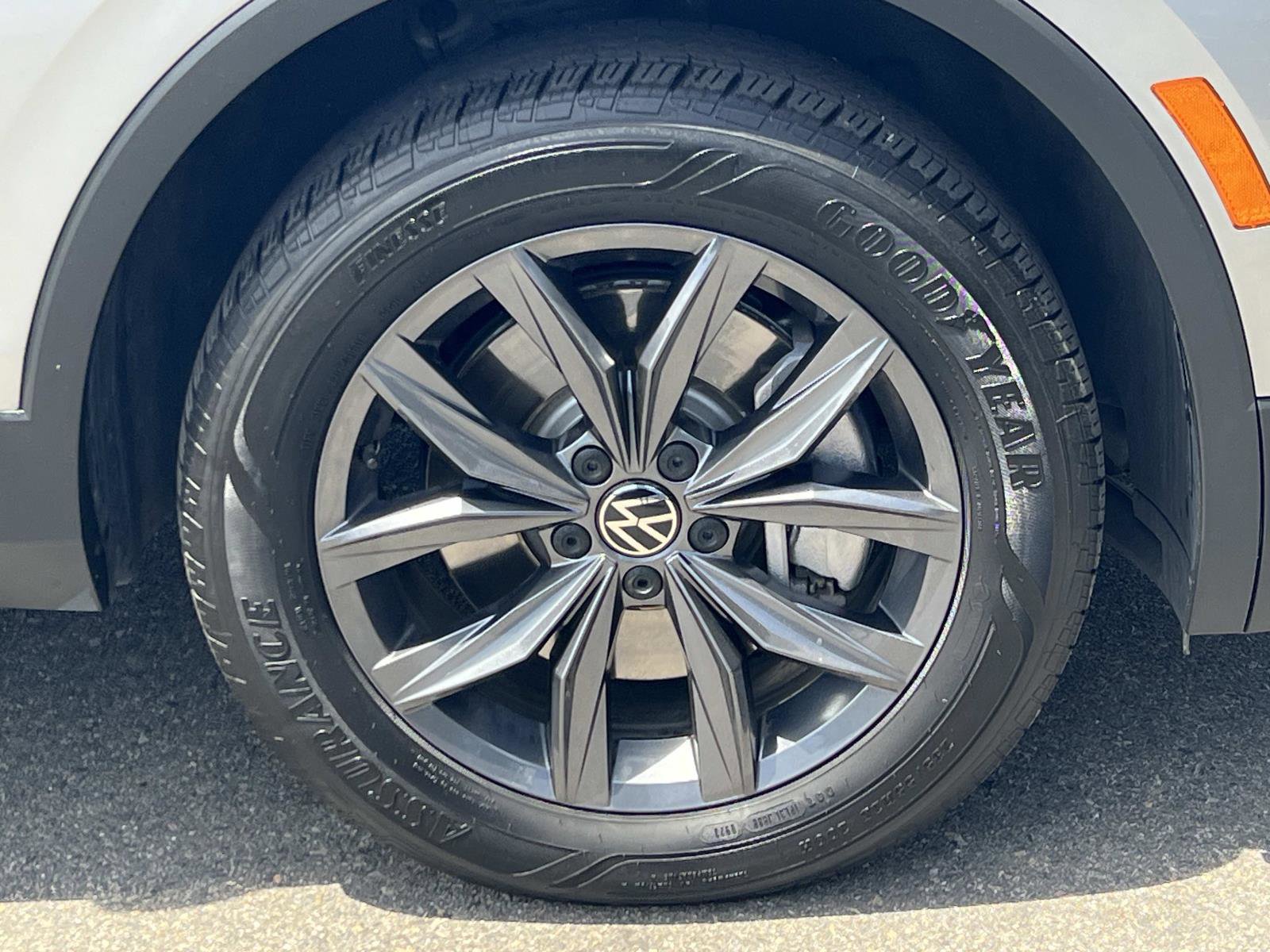 Certified 2023 Volkswagen Tiguan SE w/ Panoramic Sunroof Package FWD image 30