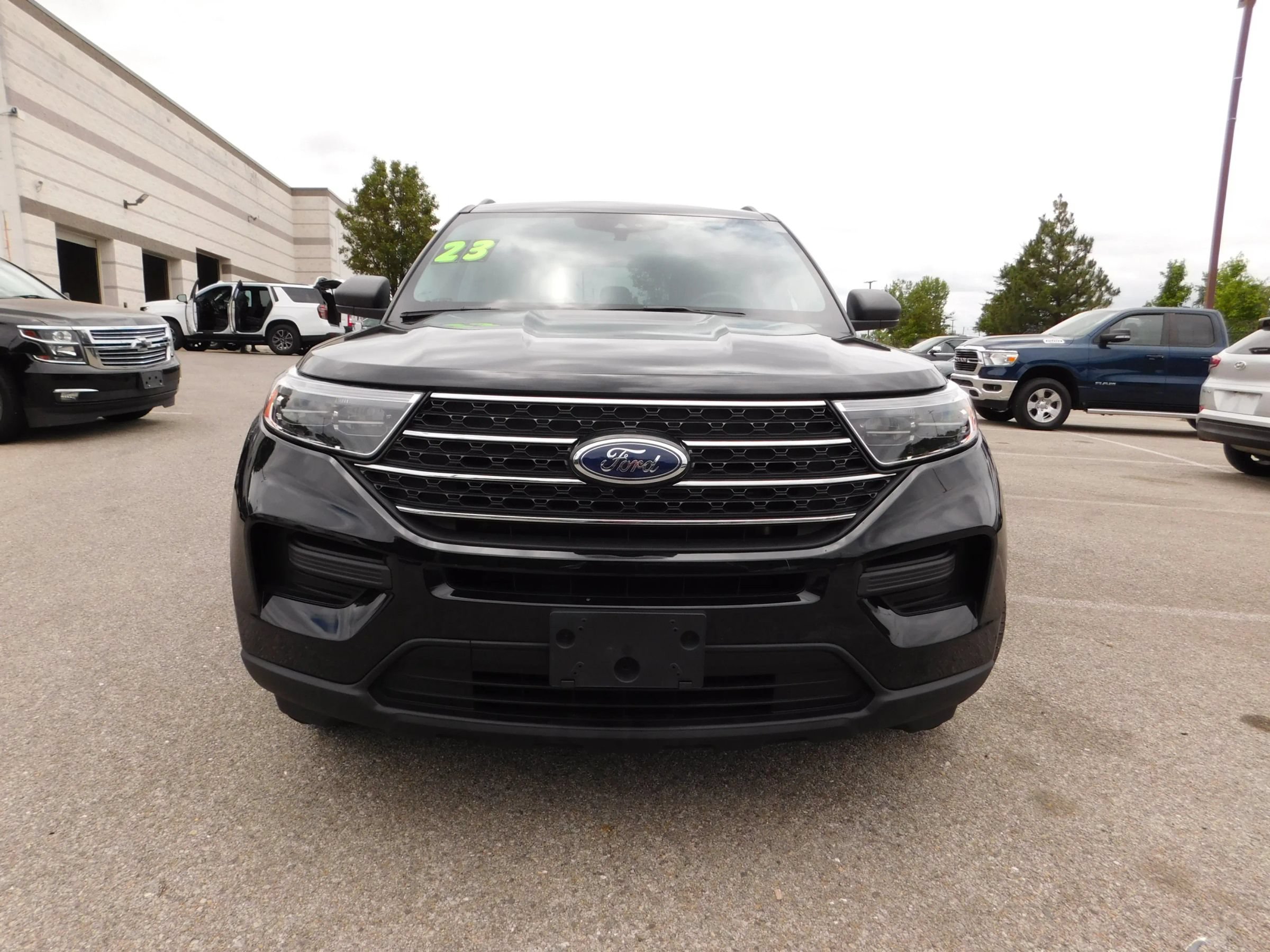 Used 2023 Ford Explorer XLT AWD/4WD image 3