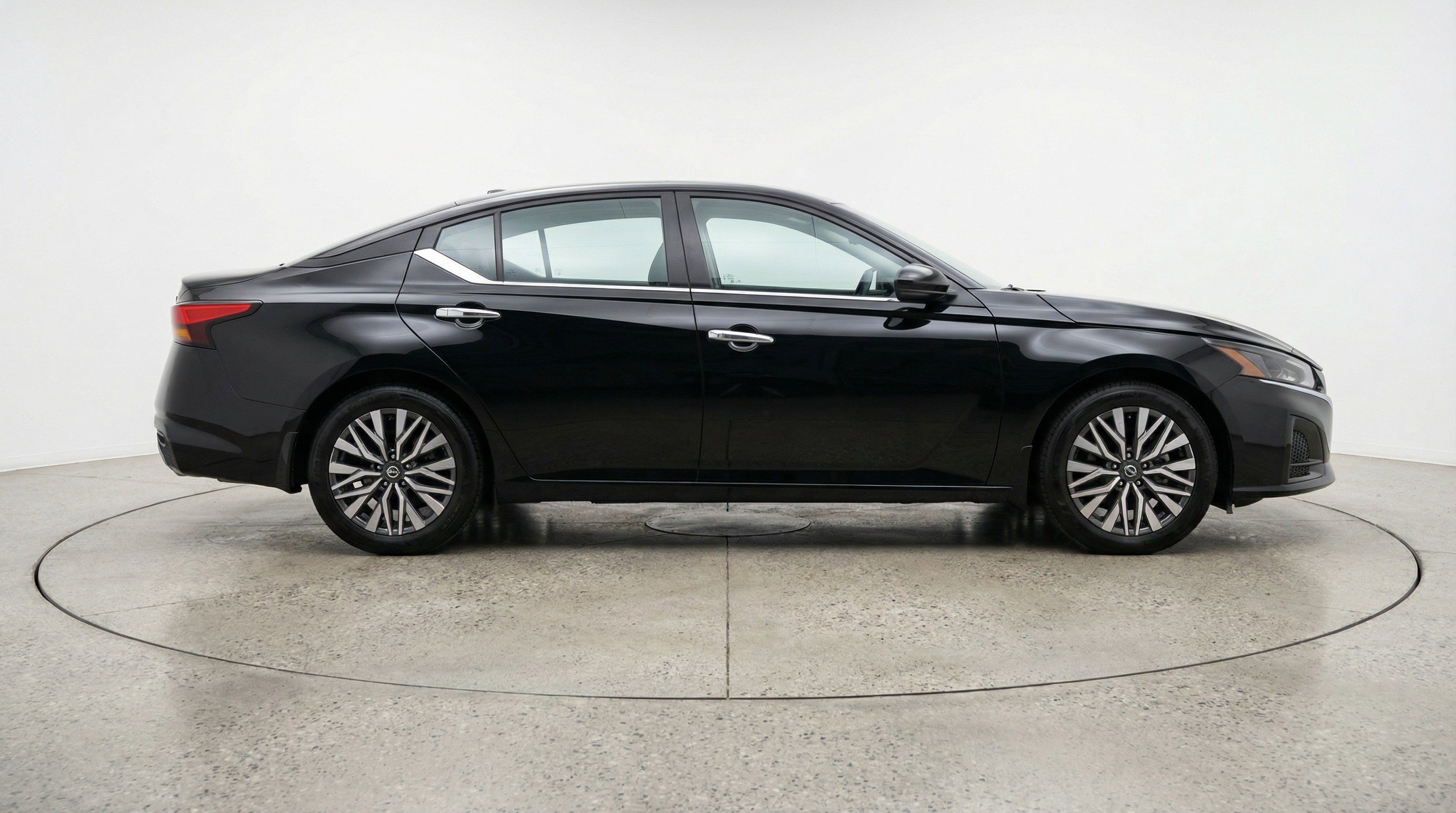 Used 2025 Nissan Altima 2.5 SV image 11
