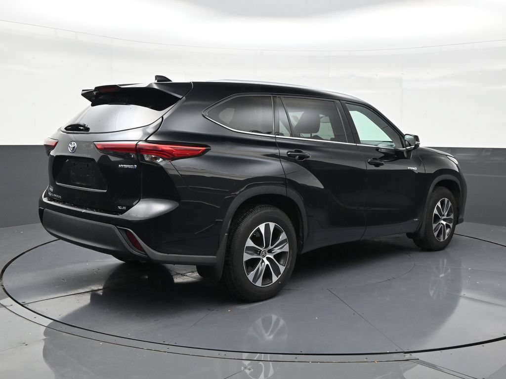 Used 2021 Toyota Highlander XLE AWD/4WD image 5