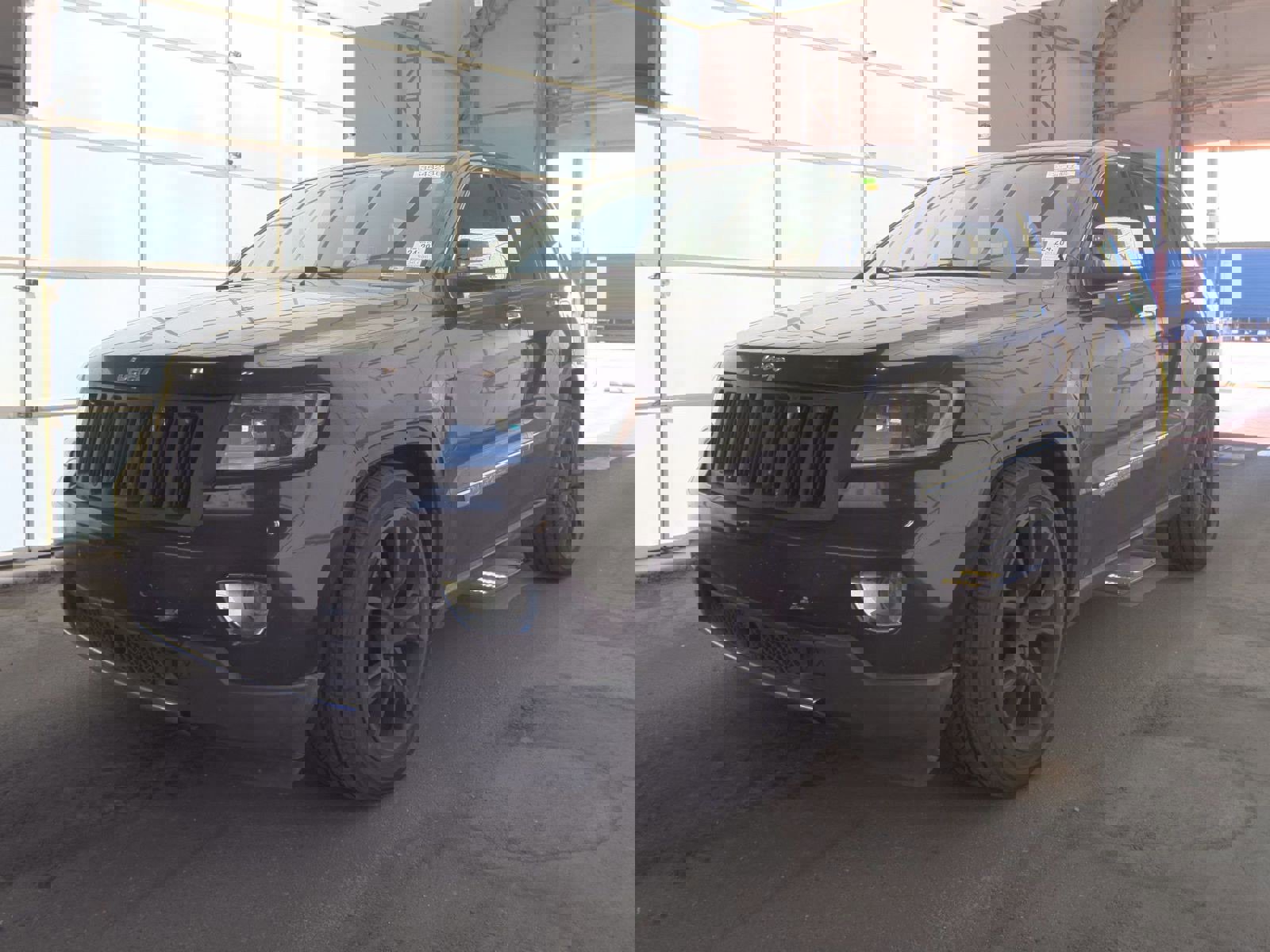 Used 2011 Jeep Grand Cherokee Overland Summit image 2