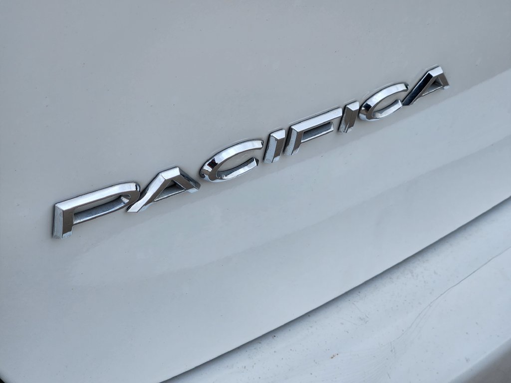 Used 2024 Chrysler Pacifica Touring-L FWD image 20