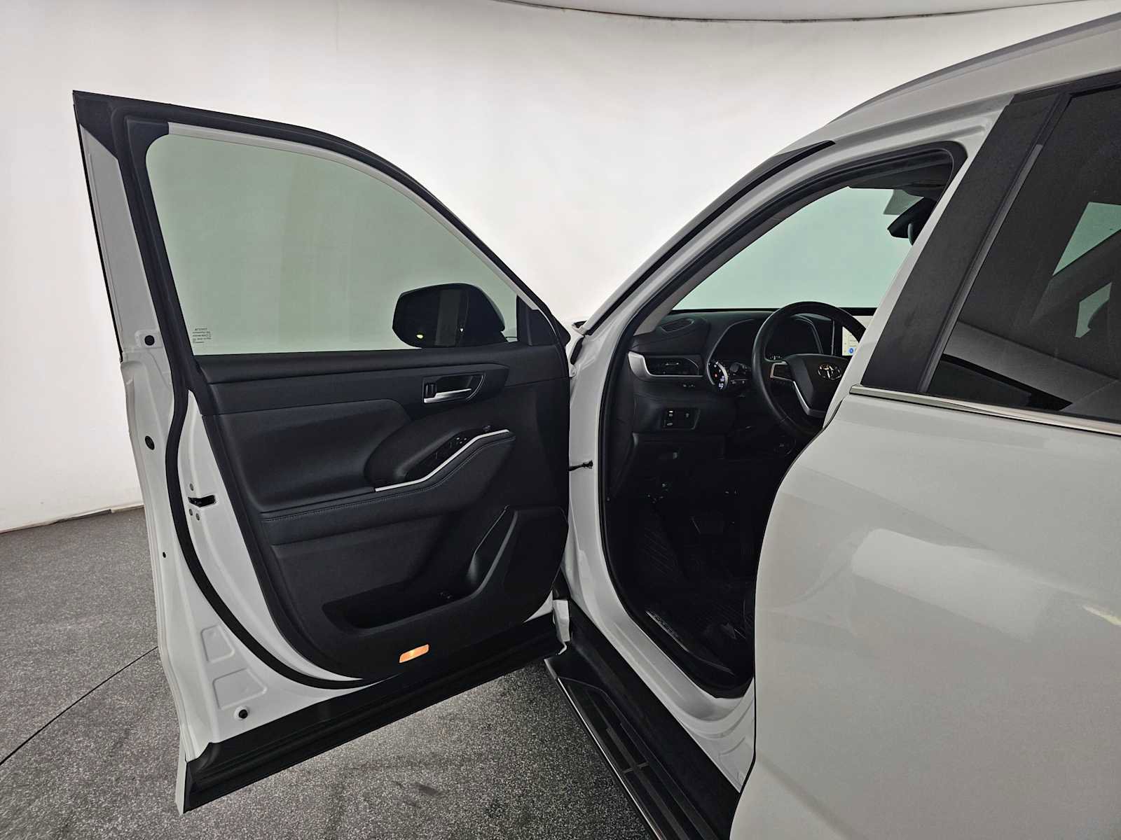 Used 2023 Toyota Highlander XLE image 21