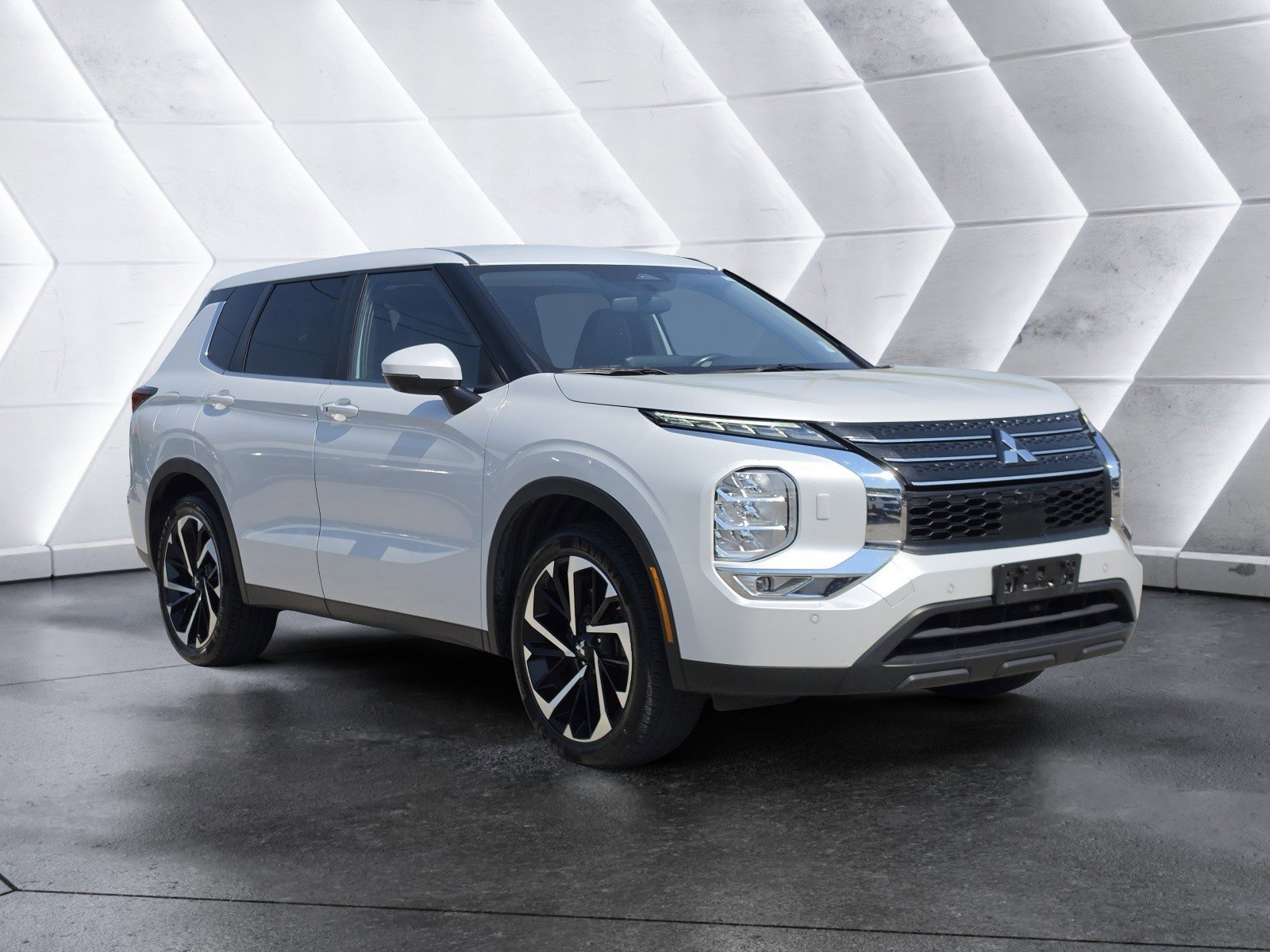 Used 2024 Mitsubishi Outlander SE image 1