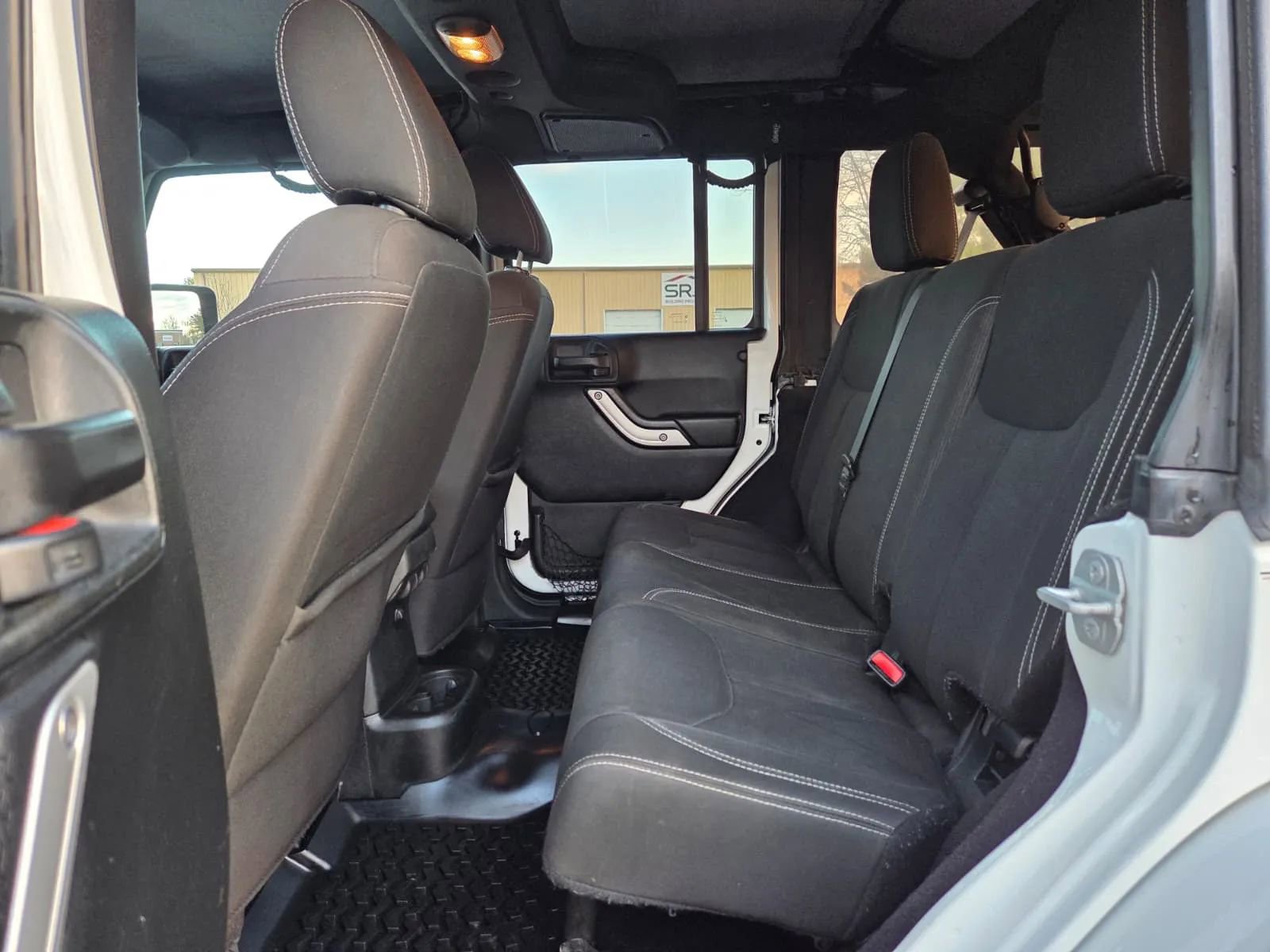 Used 2017 Jeep Wrangler Unlimited Sahara w/ Connectivity Group AWD/4WD image 11