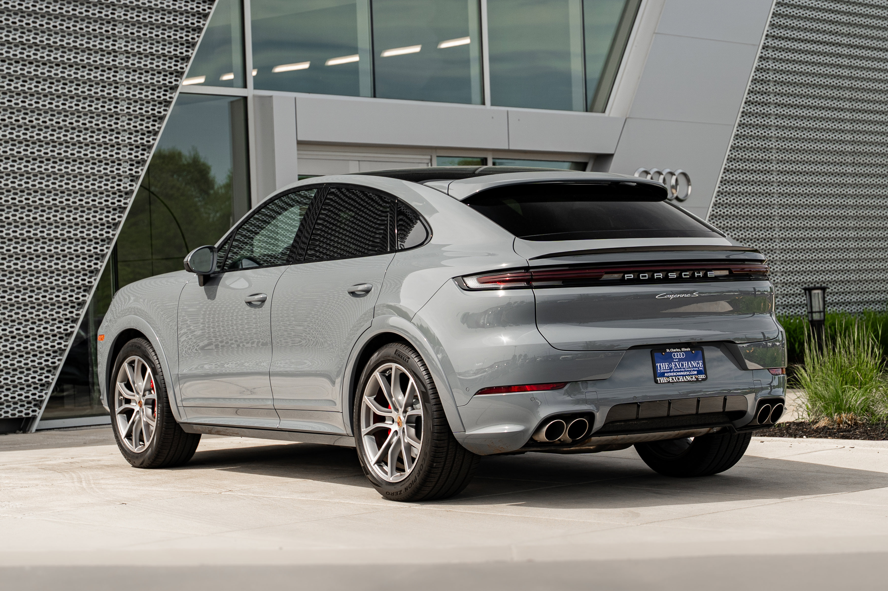Used 2025 Porsche Cayenne S AWD/4WD image 4