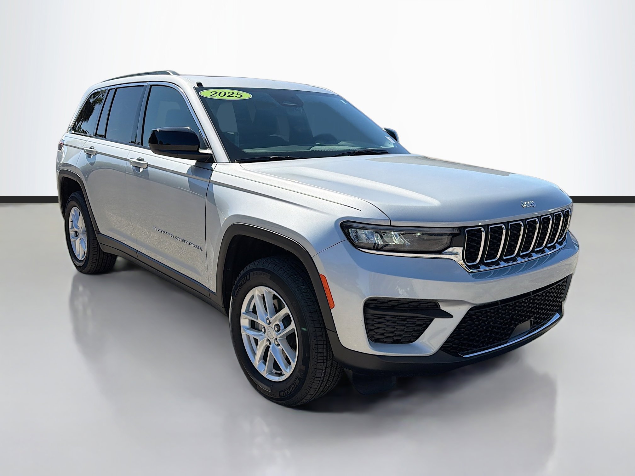 Used 2025 Jeep Grand Cherokee Laredo X image 1
