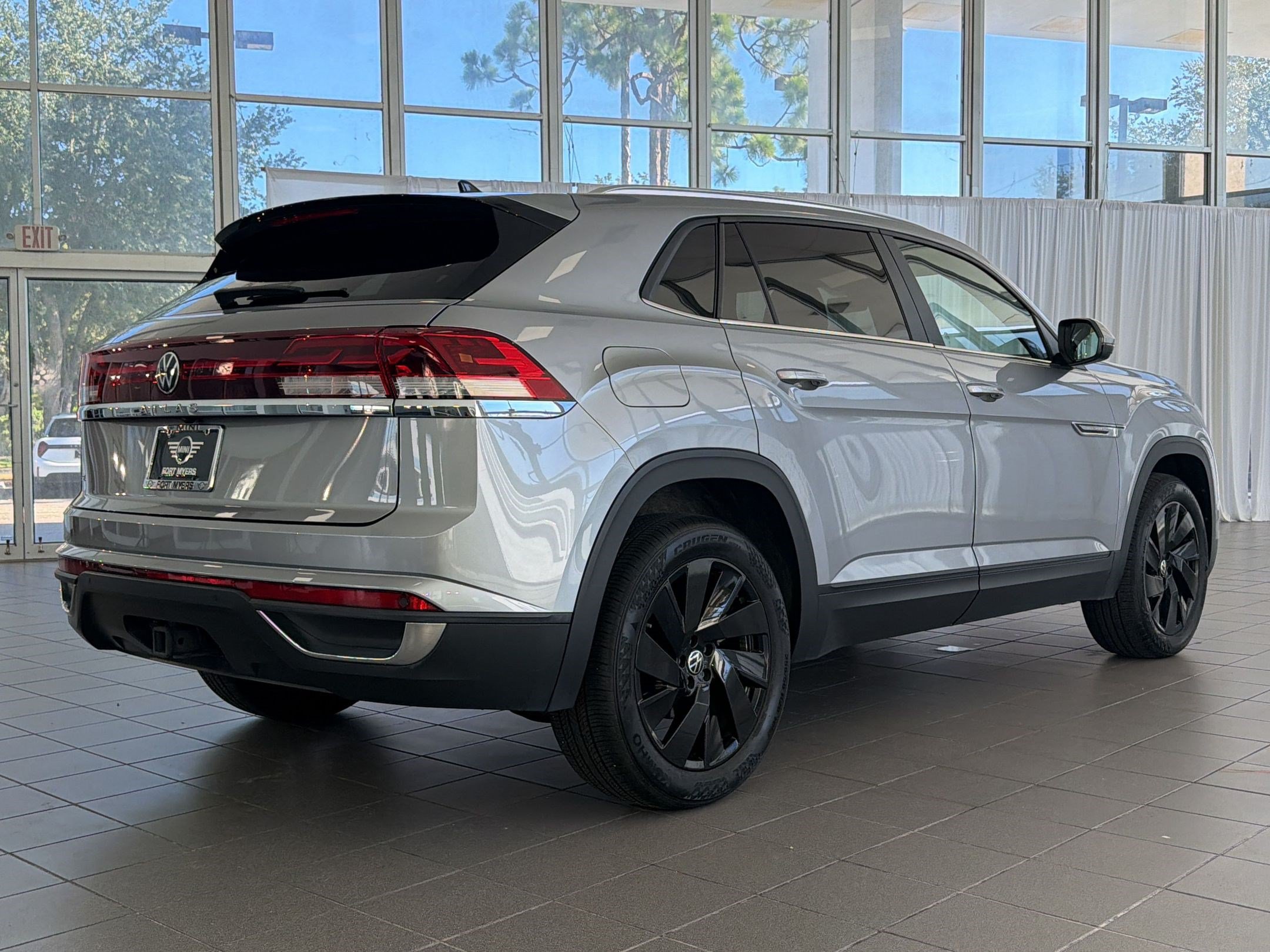 Used 2024 Volkswagen Atlas Cross Sport SE FWD image 9