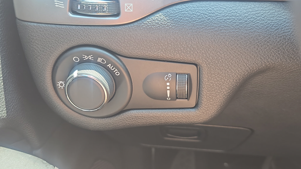 Used 2020 Jeep Cherokee Latitude FWD image 19