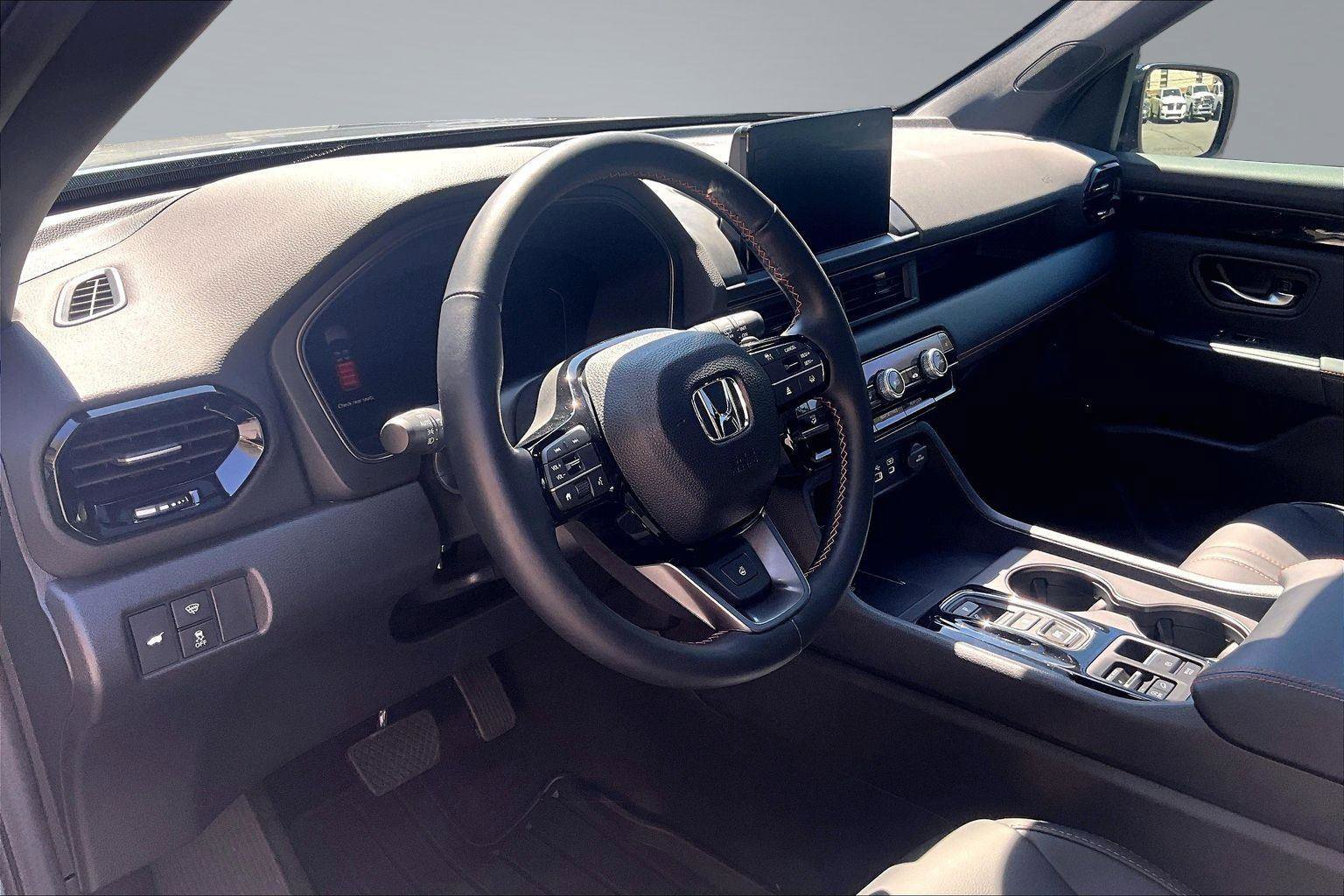 Used 2025 Honda Pilot TrailSport image 15