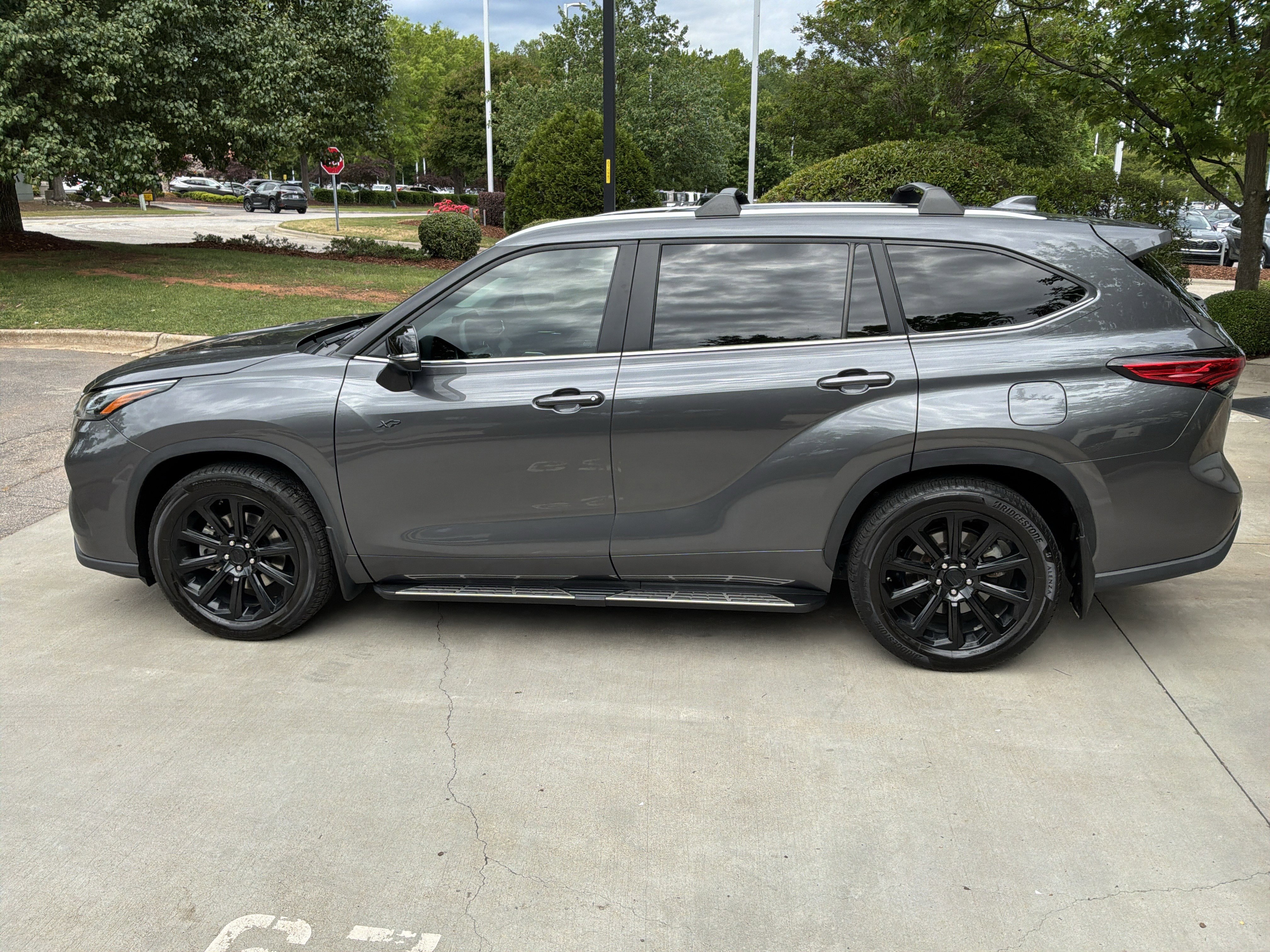 Used 2023 Toyota Highlander XLE FWD image 7