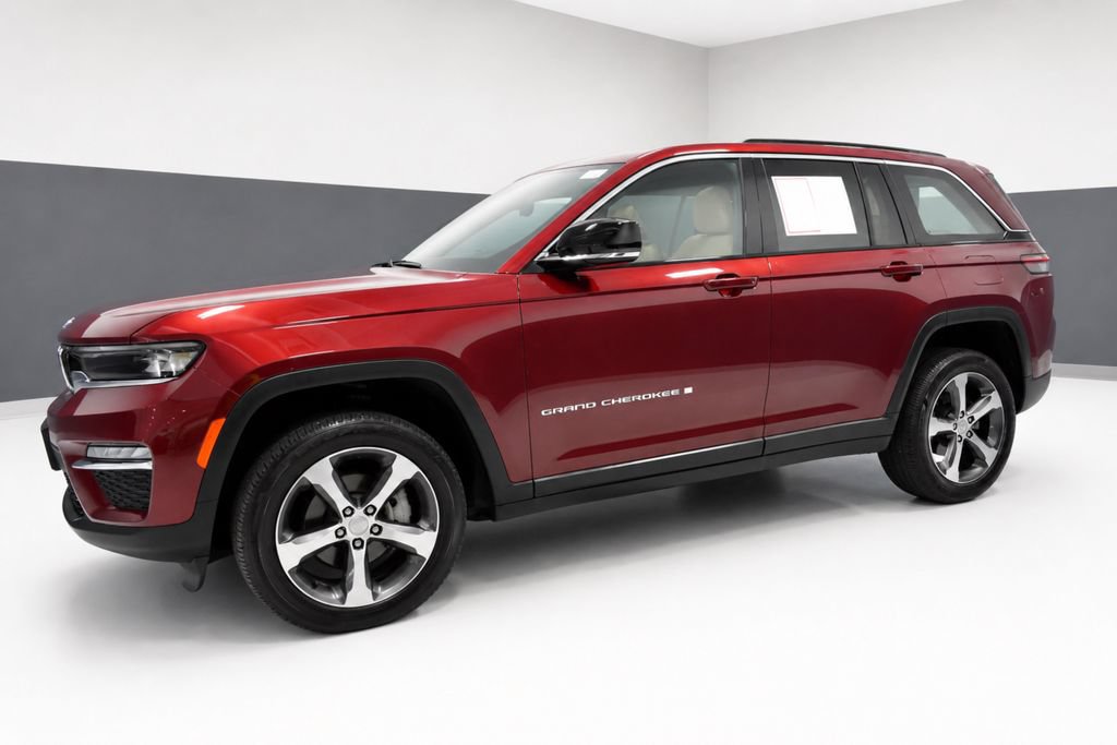 Used 2024 Jeep Grand Cherokee Limited RWD image 2