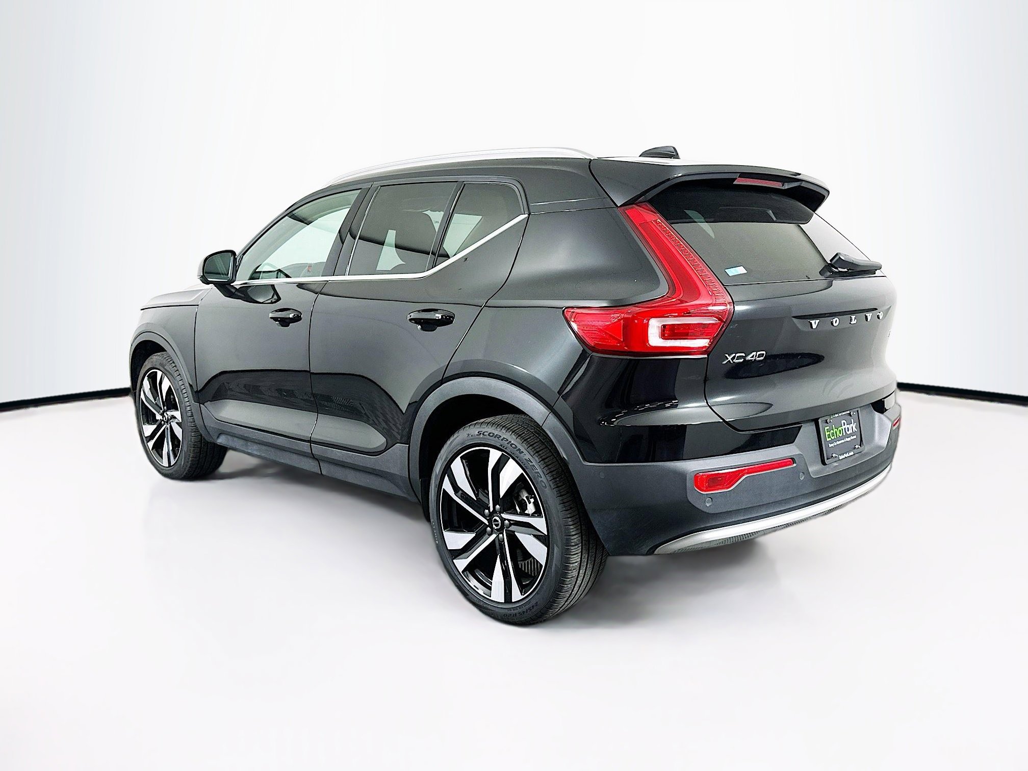 Used 2025 Volvo XC40 B5 Plus AWD/4WD image 5