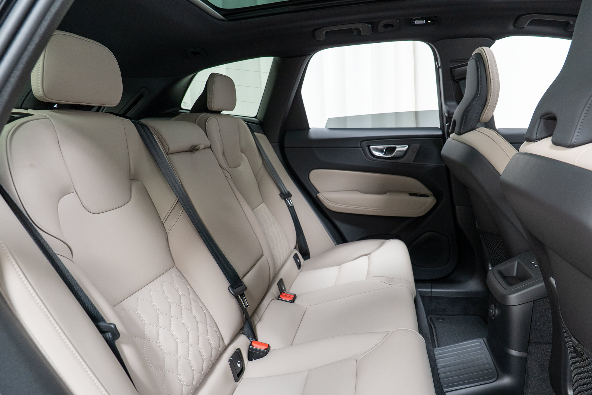 New 2026 Volvo XC60 T8 Plus w/ Protection Package Premier AWD/4WD image 24