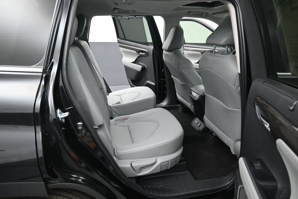 Certified 2026 Toyota Highlander Limited AWD/4WD image 35