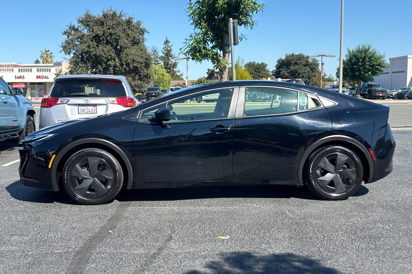 Used 2025 Toyota Prius LE FWD image 3
