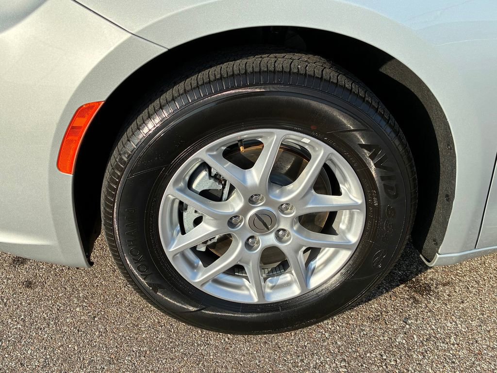 Used 2024 Chrysler Pacifica Touring-L image 10