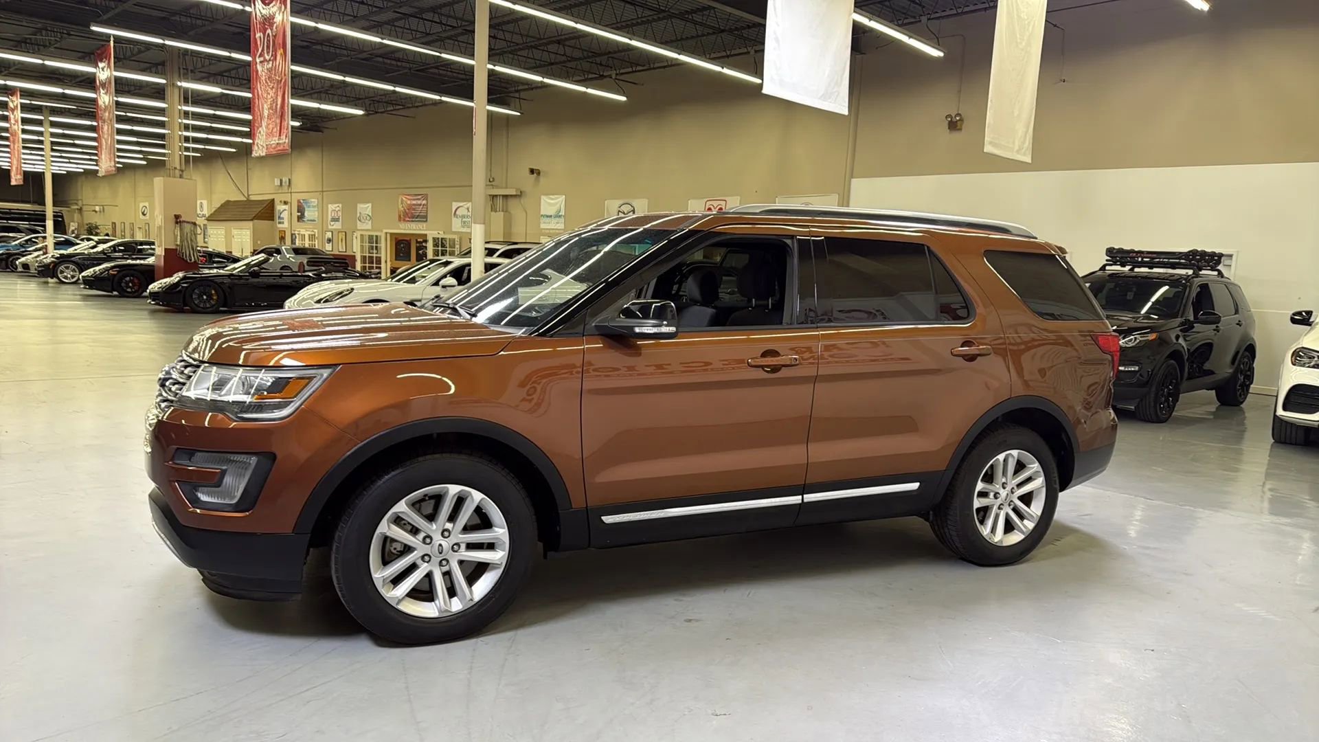 Used 2017 Ford Explorer XLT FWD image 5
