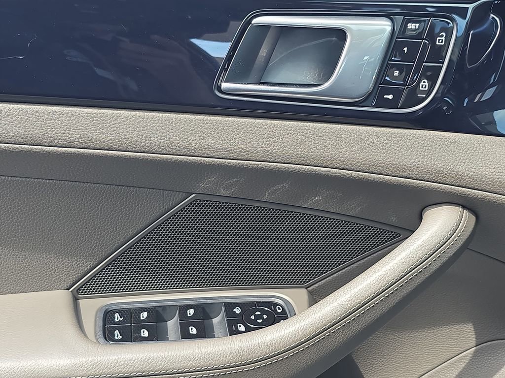 Used 2021 Porsche Panamera image 31