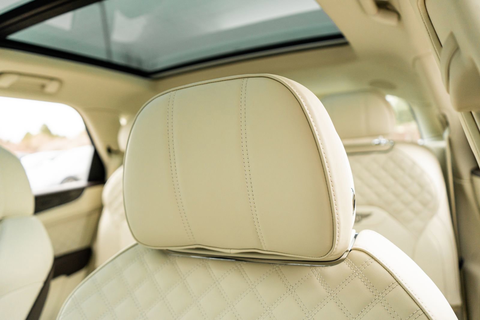 Certified 2022 Bentley Bentayga image 28