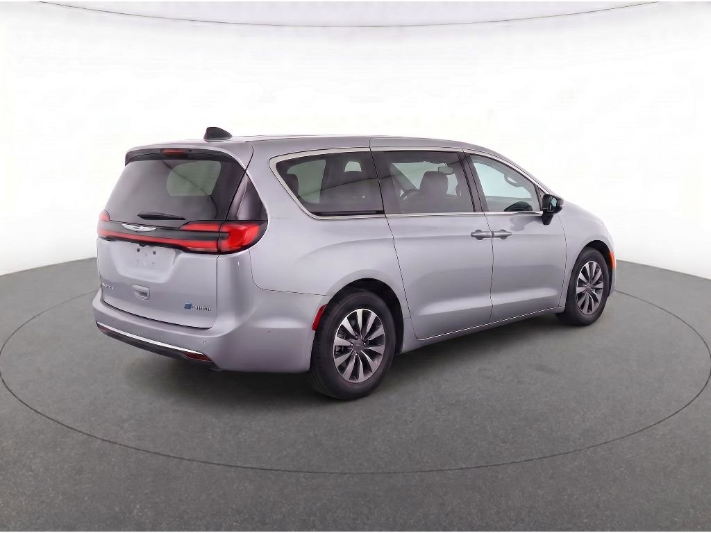 Used 2024 Chrysler Pacifica Limited FWD image 5