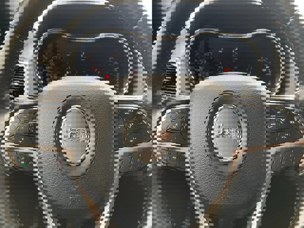 Used 2021 Jeep Grand Cherokee Laredo image 19