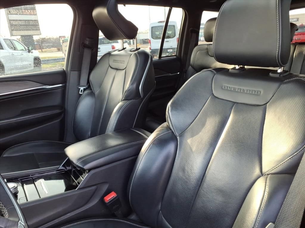 Certified 2022 Jeep Grand Cherokee Overland w/ Luxury Tech Group IV AWD/4WD image 11