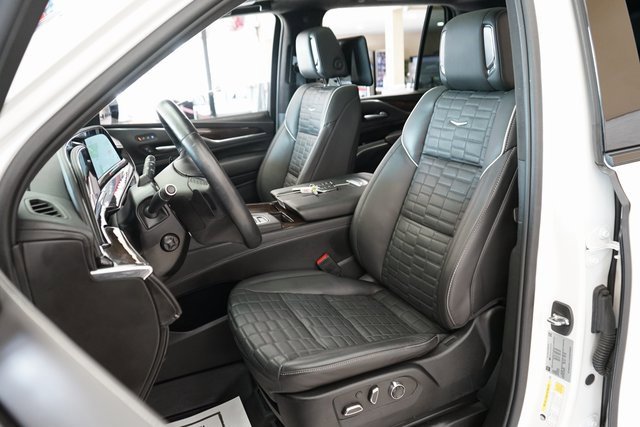 Used 2024 Cadillac Escalade Sport Platinum w/ LPO, ONYX Package image 4