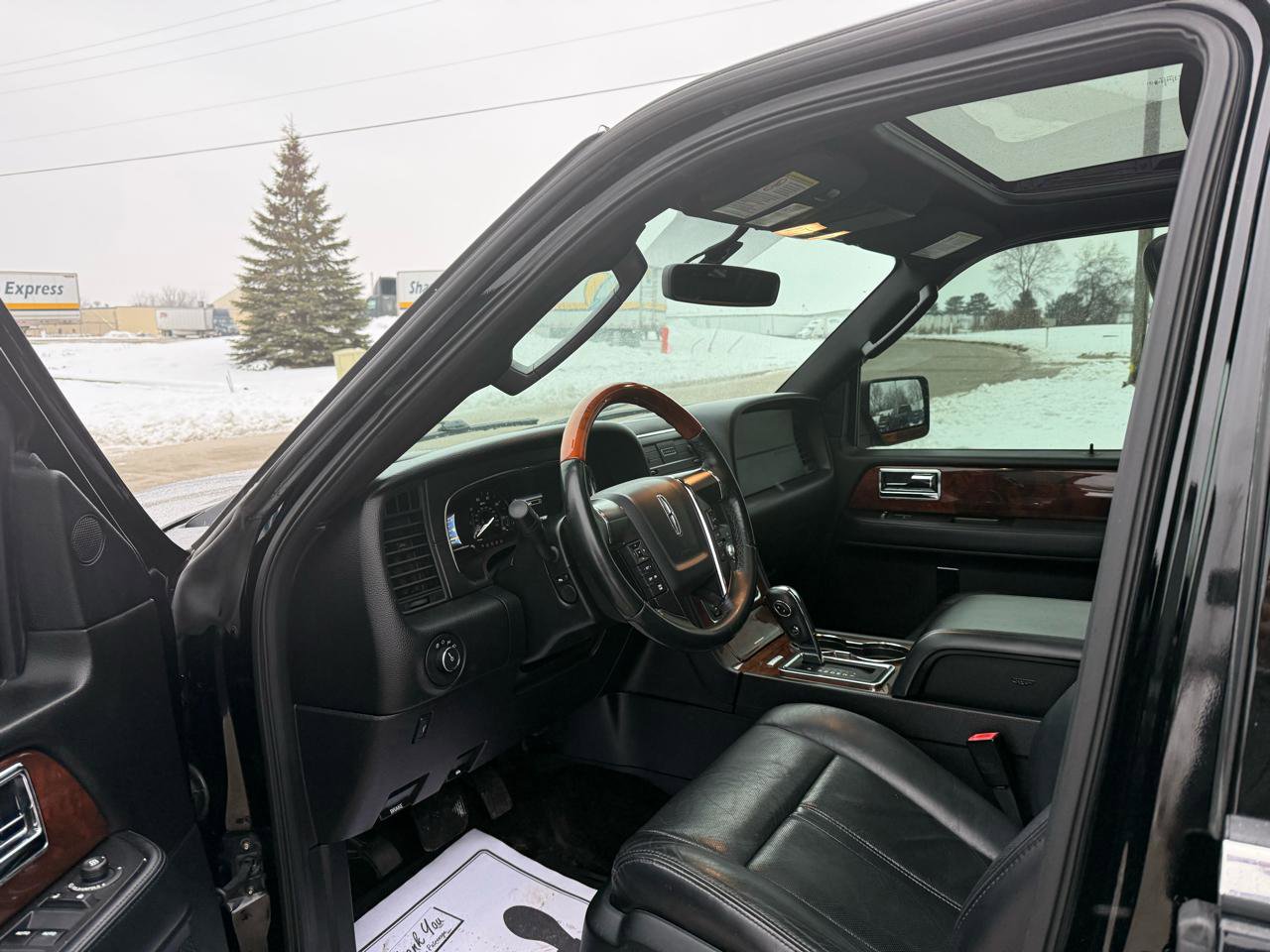 Used 2016 Lincoln Navigator Select image 12