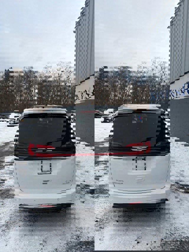 Used 2024 Chrysler Pacifica Limited w/ Uconnect Theater Family Group image 7