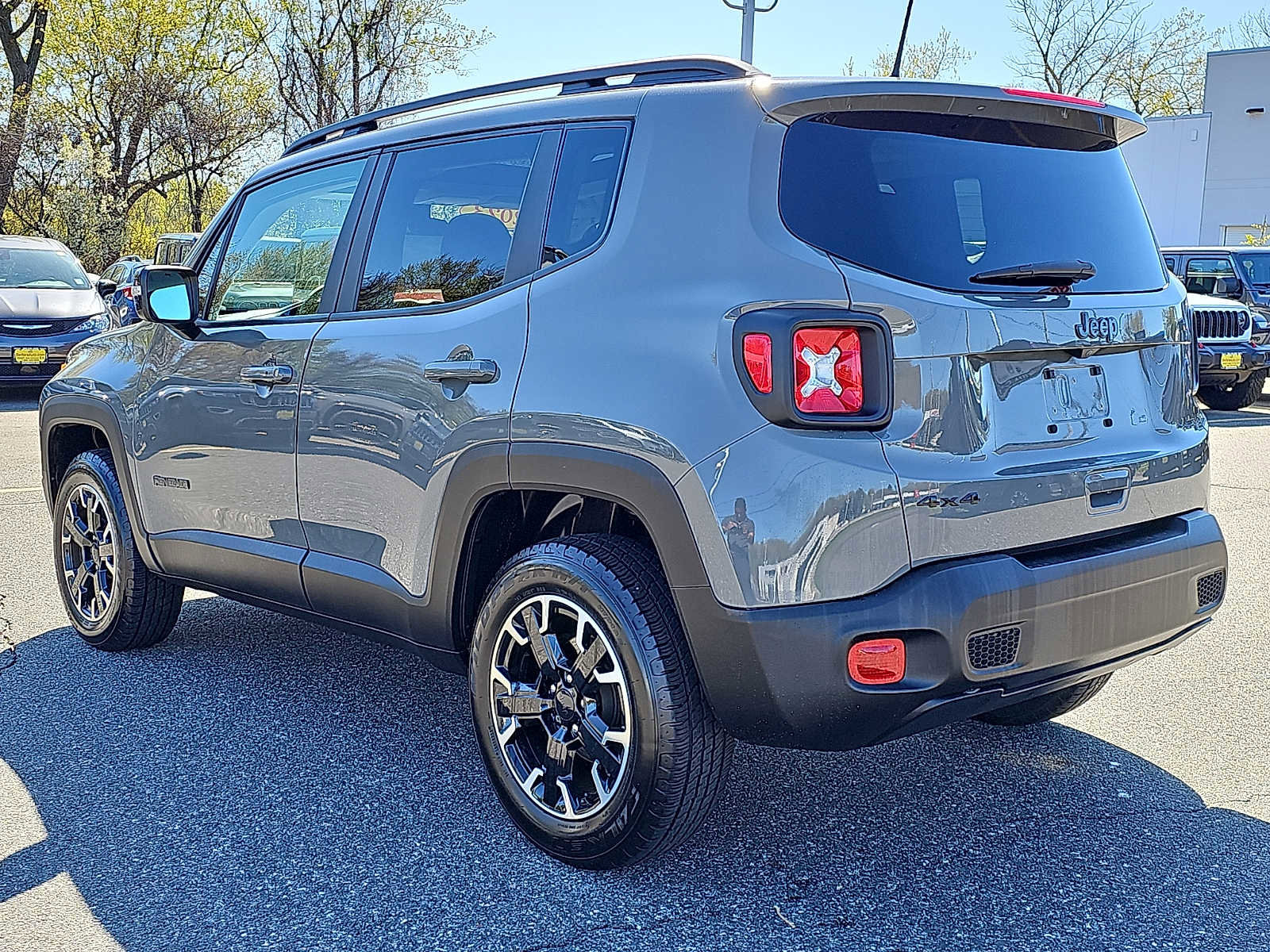 Used 2023 Jeep Renegade Latitude w/ Sun/Sound Group AWD/4WD image 4