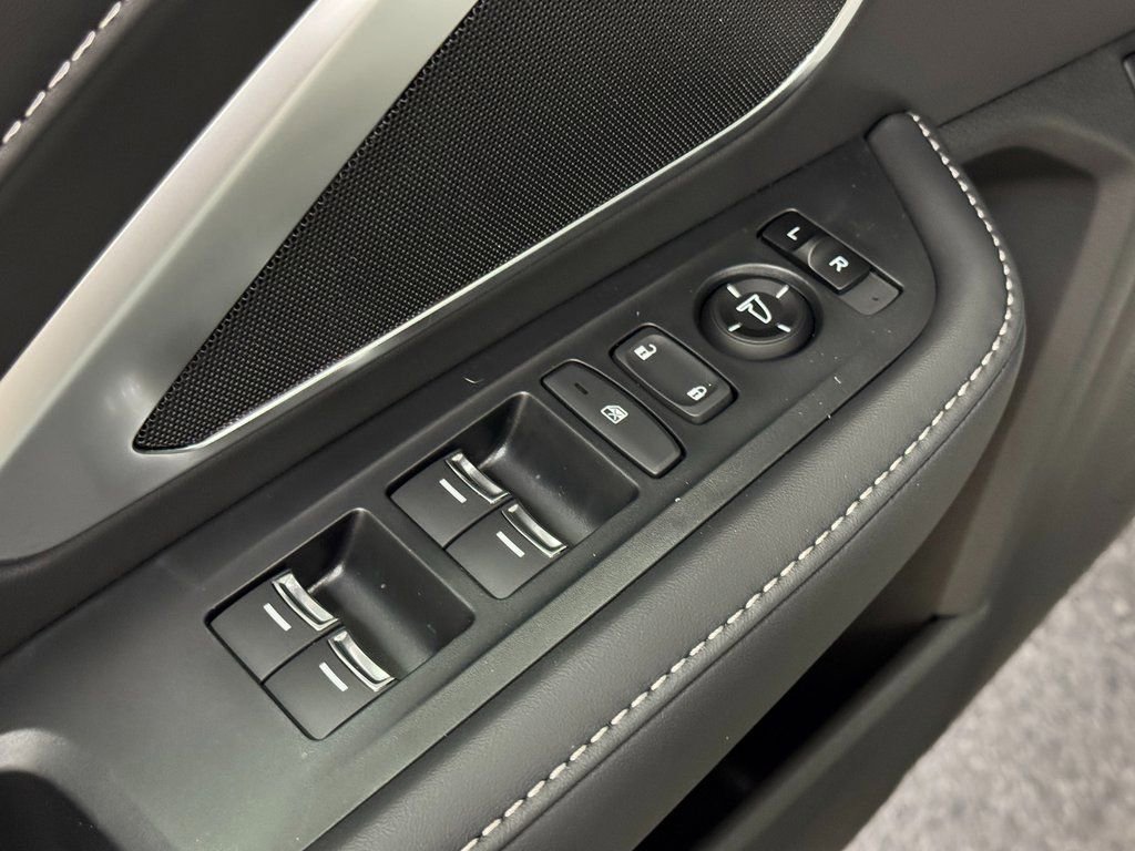 Used 2025 Acura RDX SH-AWD image 12