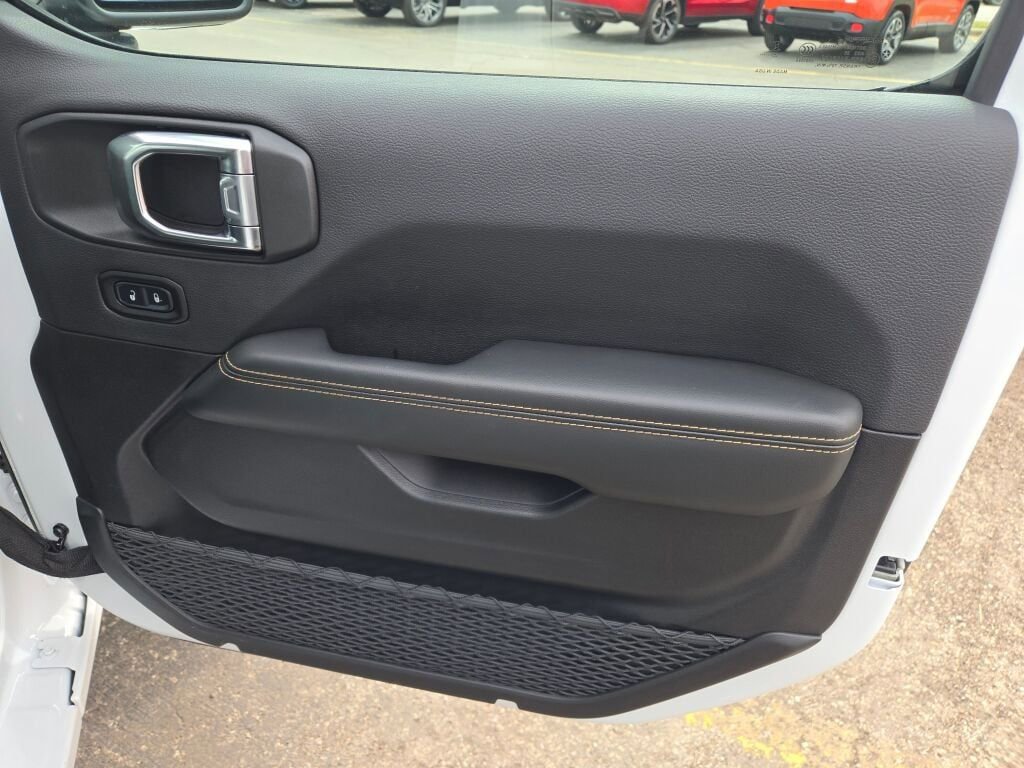 Certified 2025 Jeep Wrangler Unlimited Sahara w/ Safety Group image 5