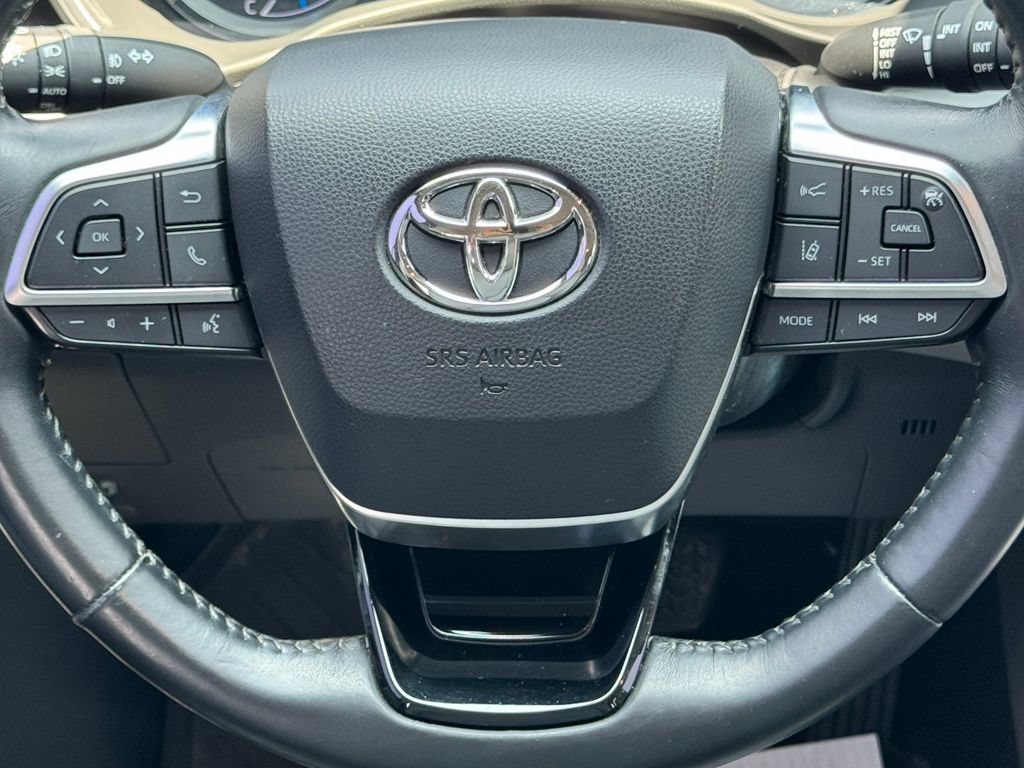 Used 2021 Toyota Highlander XLE AWD/4WD image 23