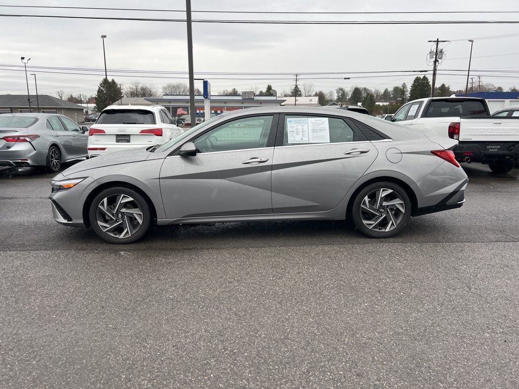 Used 2024 Hyundai Elantra SEL w/ Convenience Package image 2
