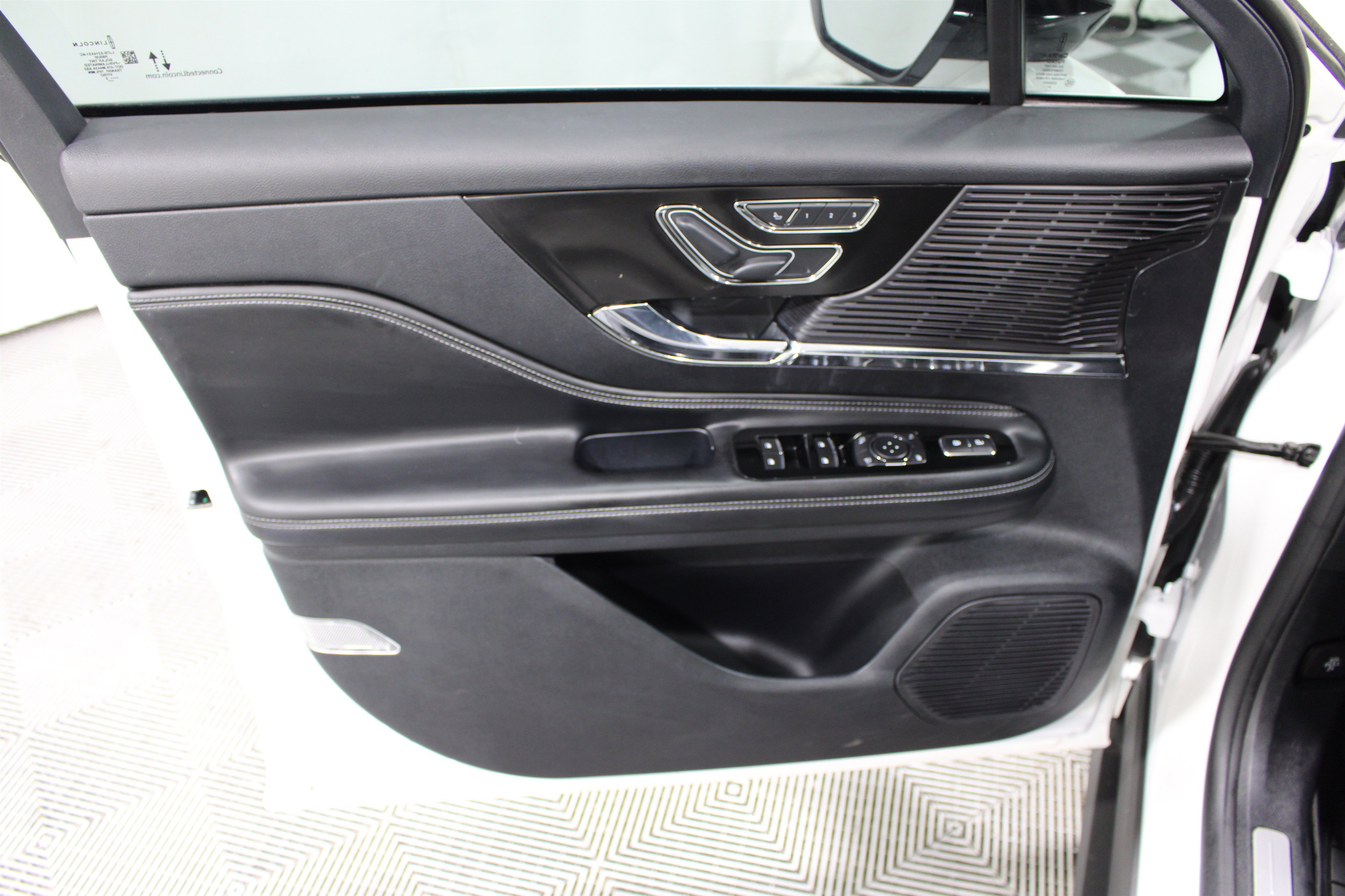 Certified 2022 Lincoln Corsair AWD w/ Premium Package image 5