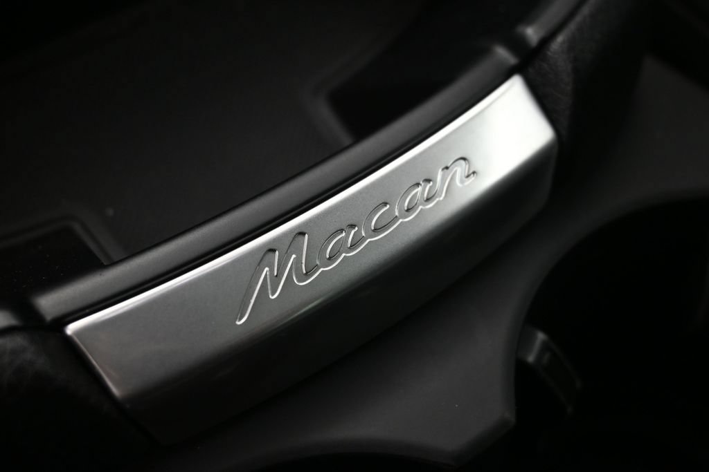 Certified 2024 Porsche Macan AWD/4WD image 19