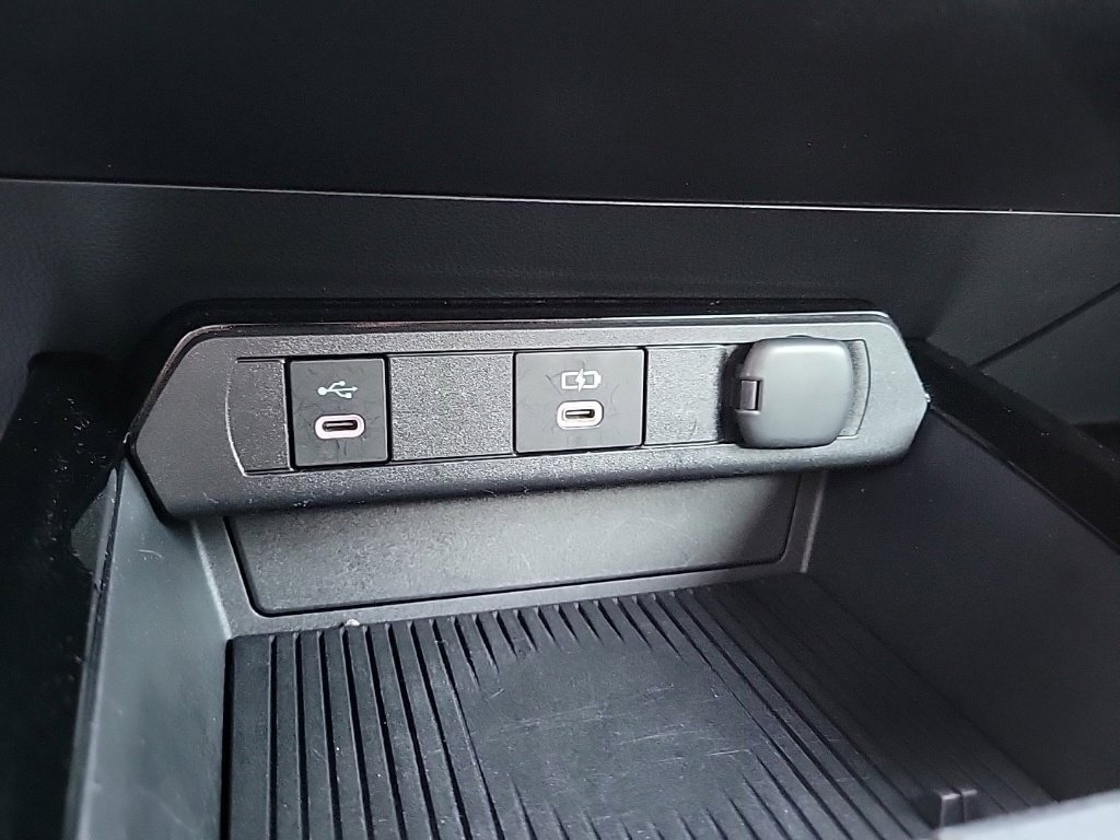 Used 2025 Toyota Prius LE FWD image 9