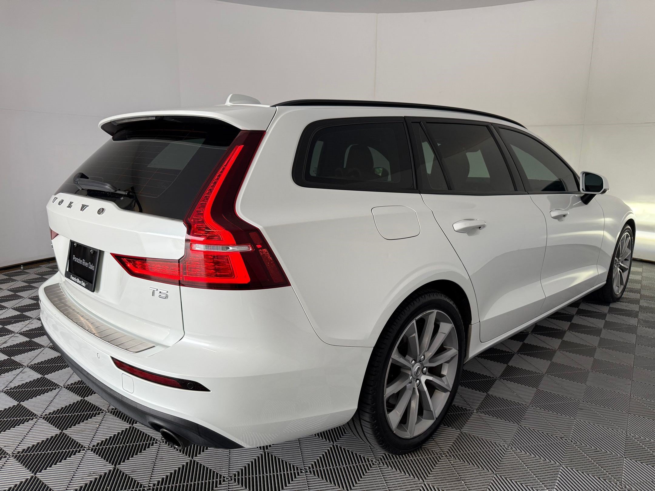 Used 2020 Volvo V60 T5 Momentum FWD image 9