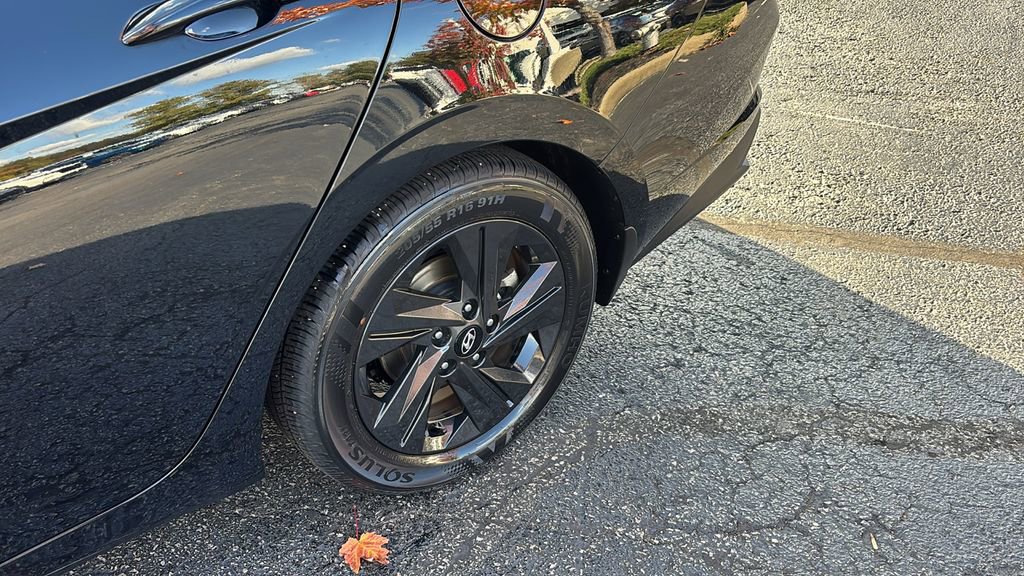 Used 2022 Hyundai Elantra Blue image 9